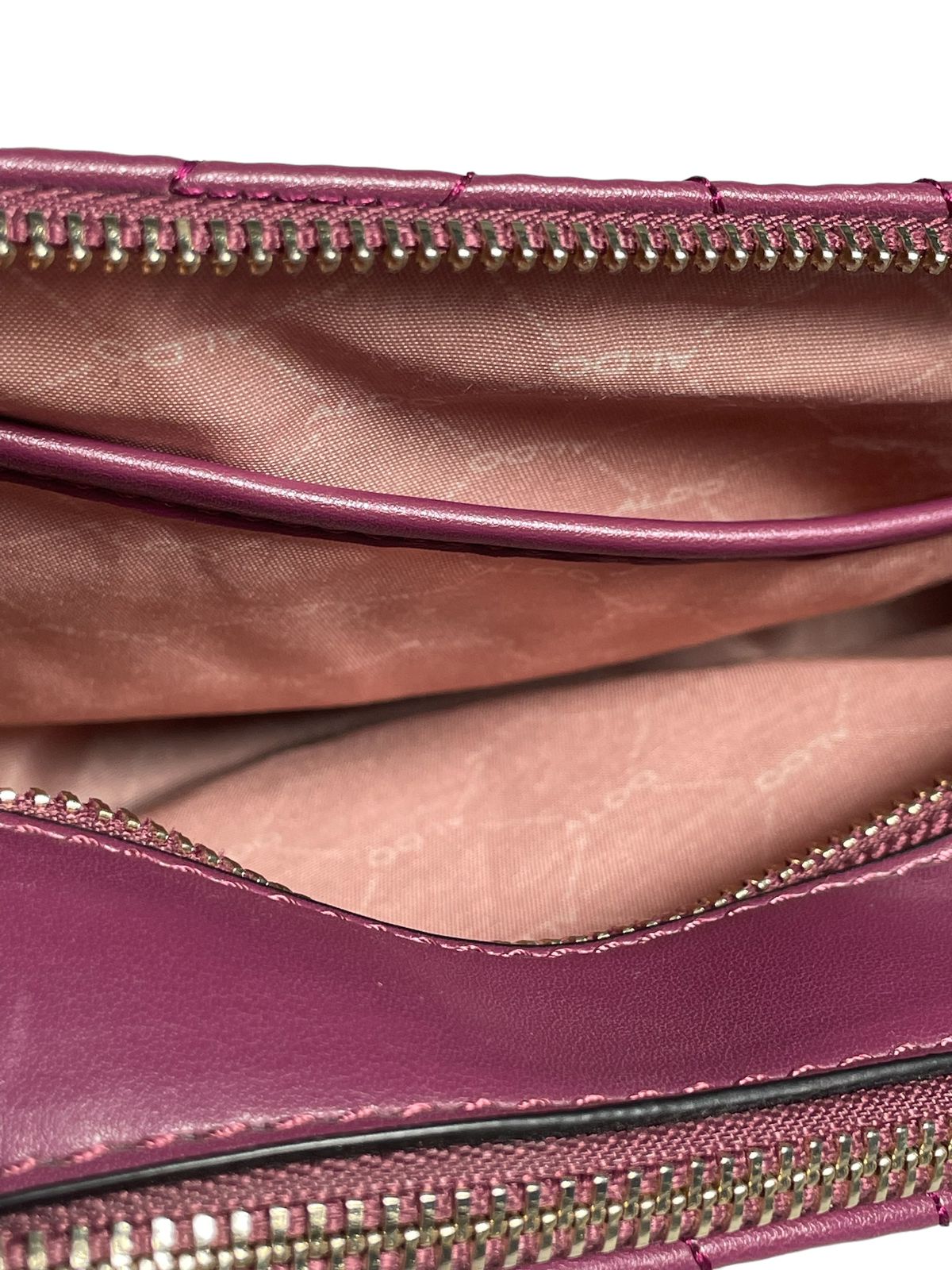 Interior de la Bolsa ALDO con compartimentos espaciosos y funcionales.