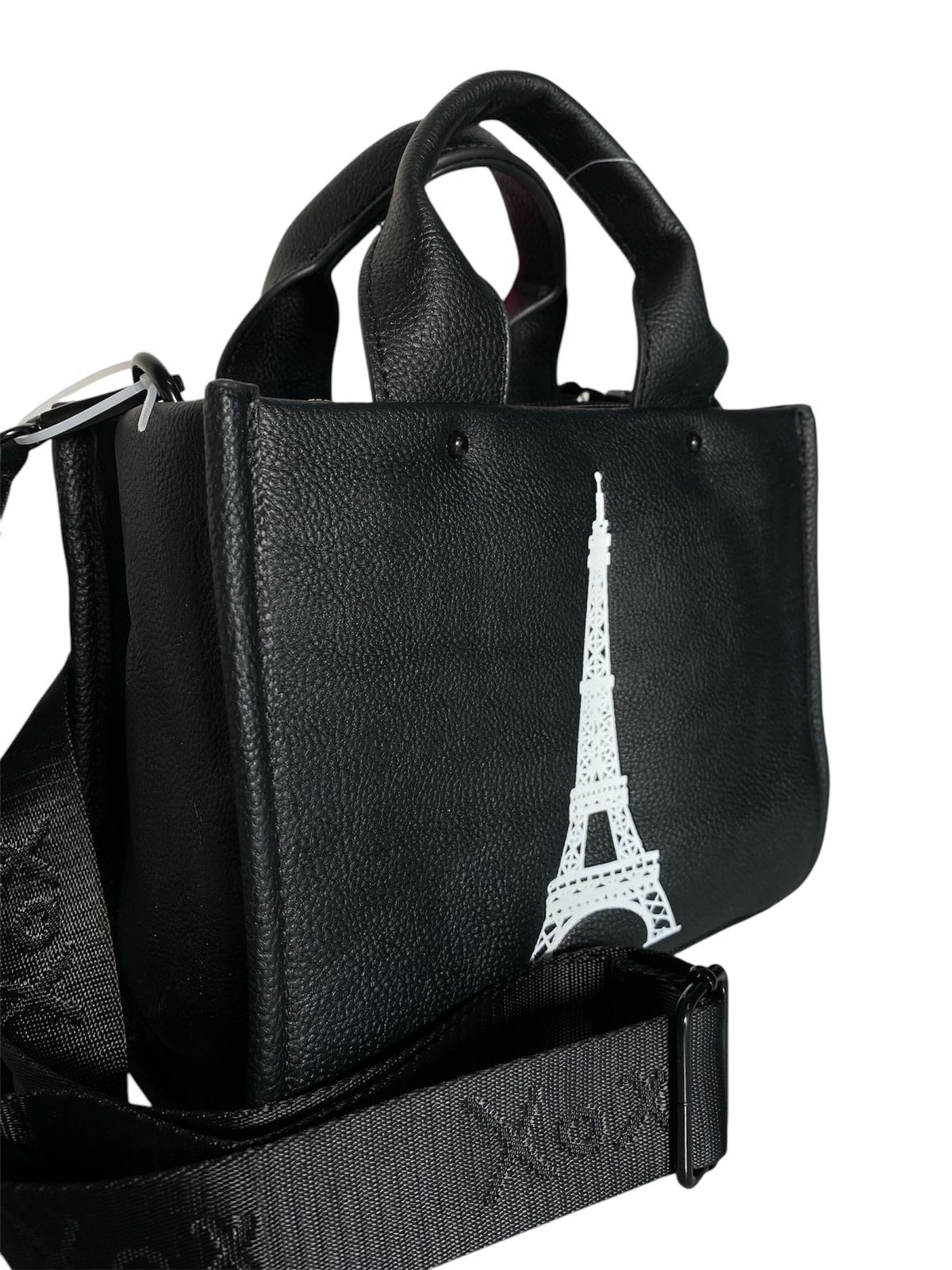 Detalle del estampado de la Torre Eiffel y acabados del bolso.