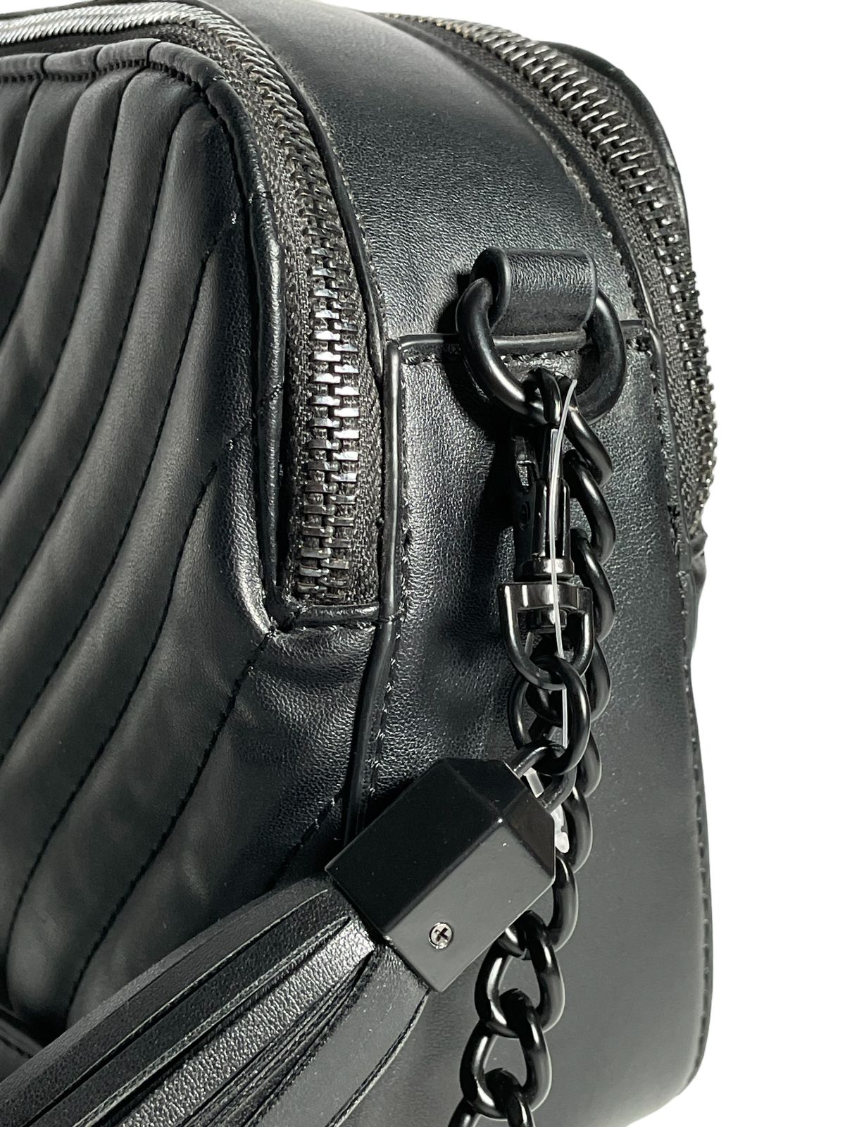 Vista lateral de la Bolsa ALDO Negra resaltando su estructura y detalles exclusivos.