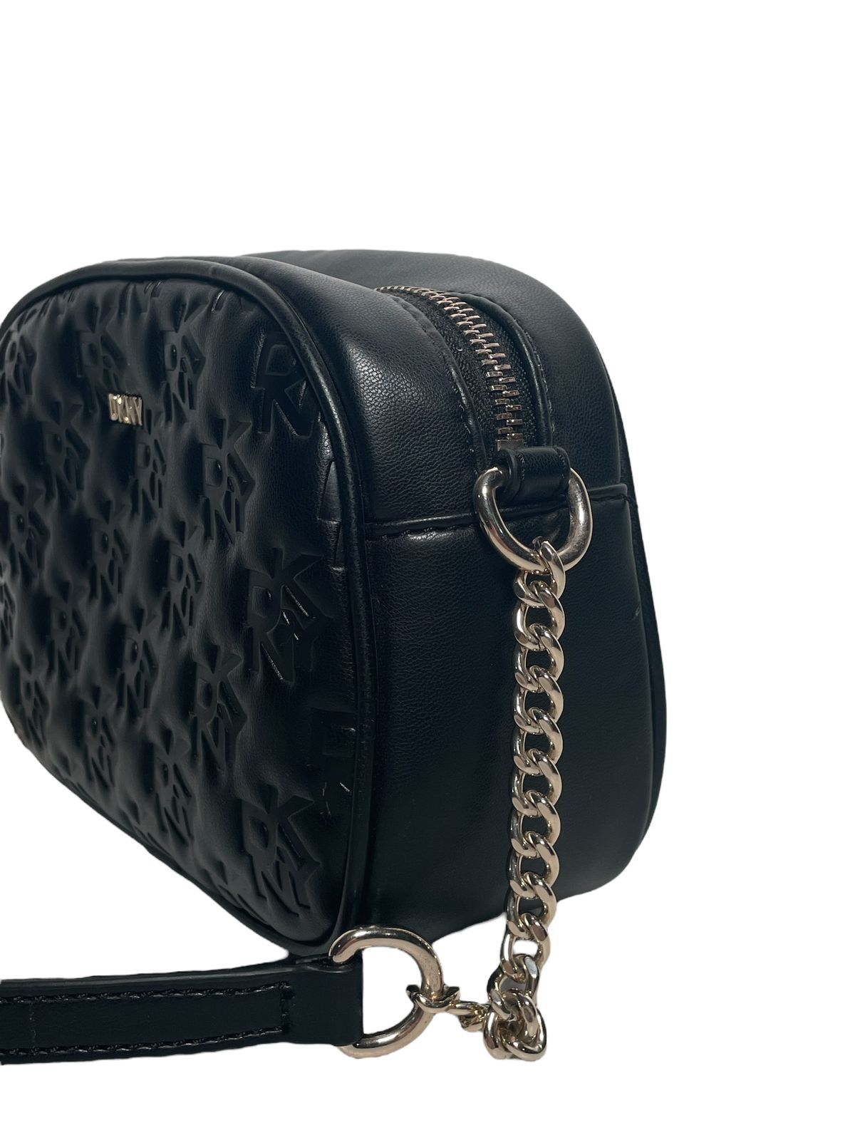 Vista lateral de la Bolsa DKNY Negra resaltando su estructura y detalles exclusivos.