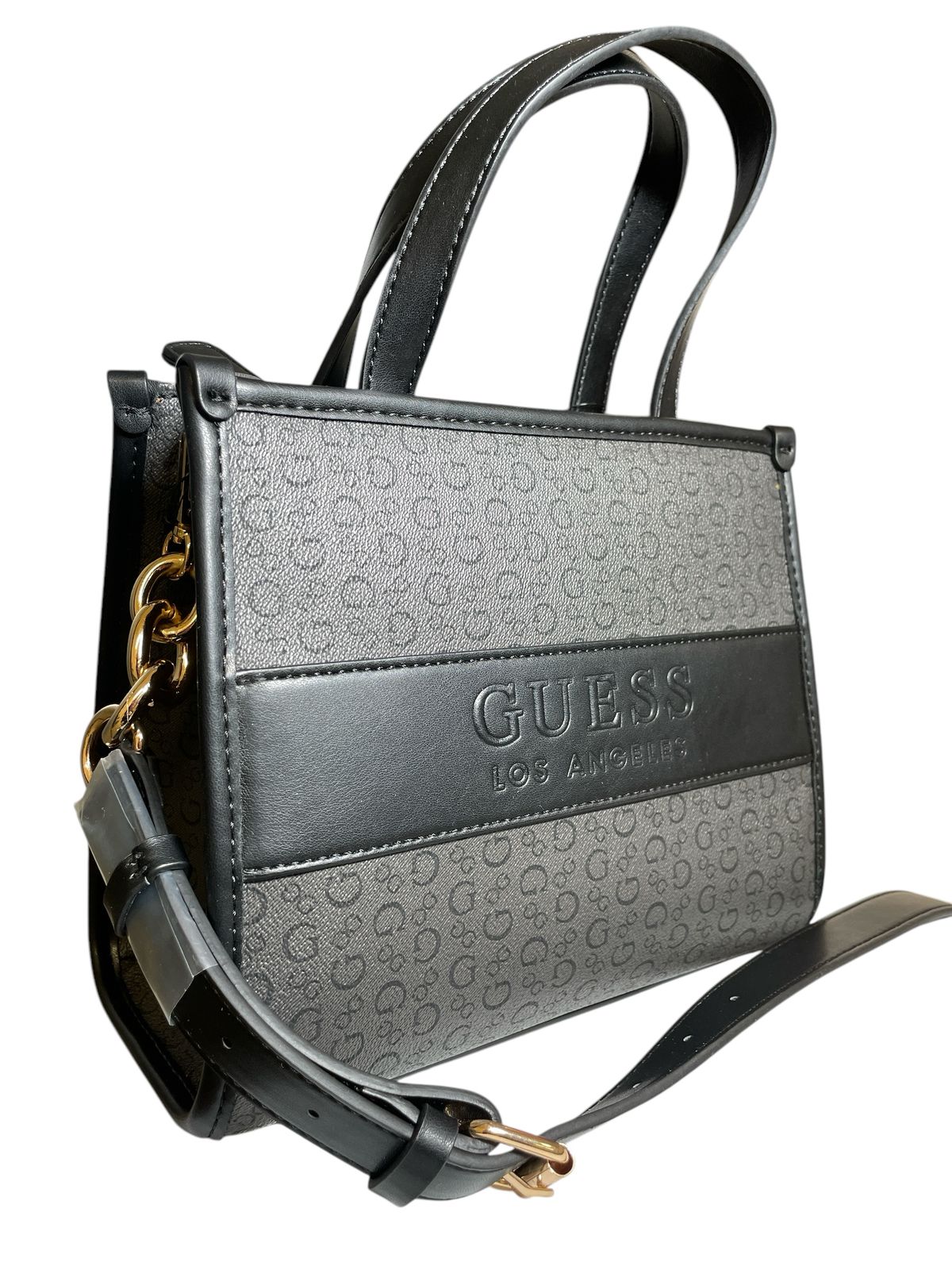 Detalles del bolso Guess: acabados de lujo y herrajes metálicos.