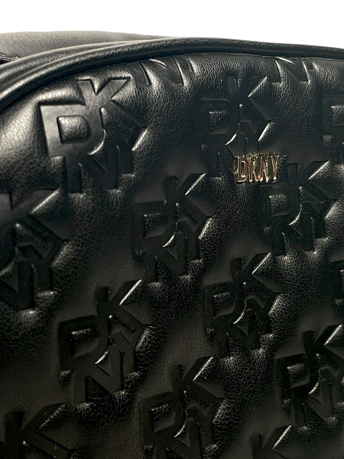 Bolsa DKNY Negra con diseño elegante y sofisticado.
