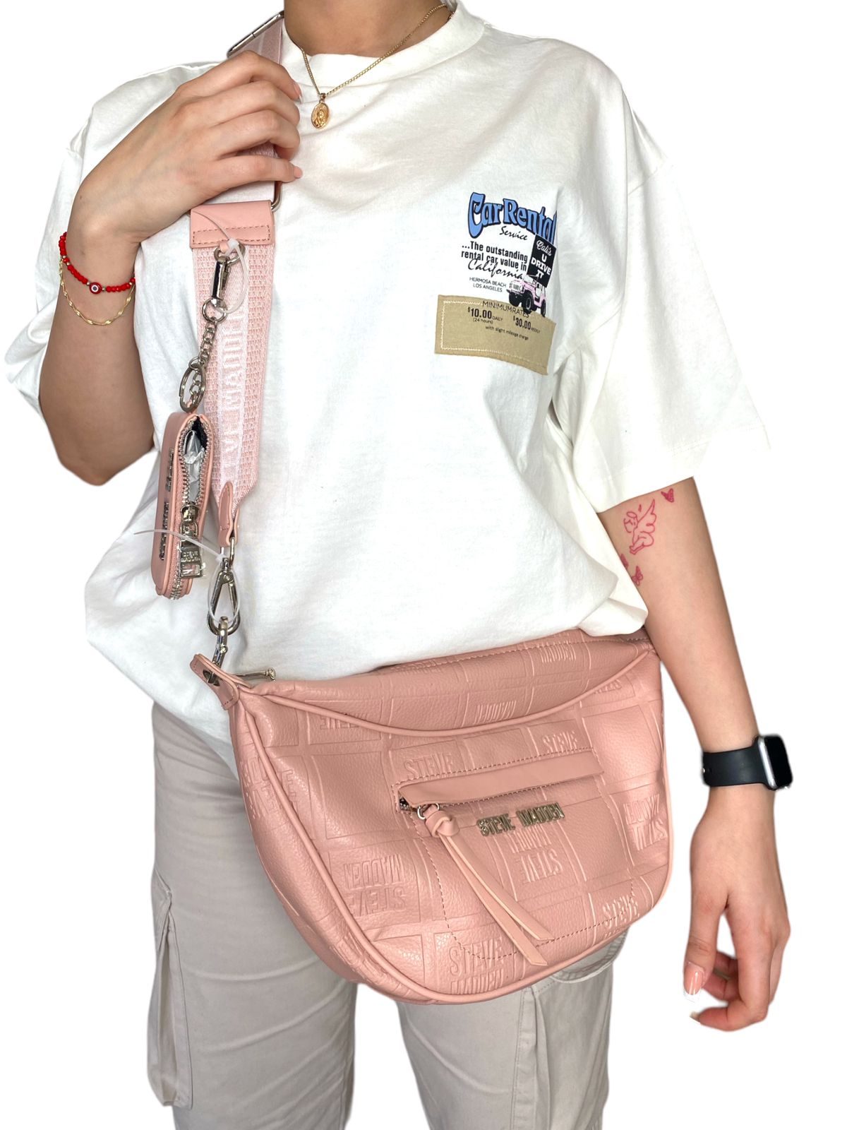 "Bolsa bandolera Steve Madden rosa, vista frontal con logotipo."