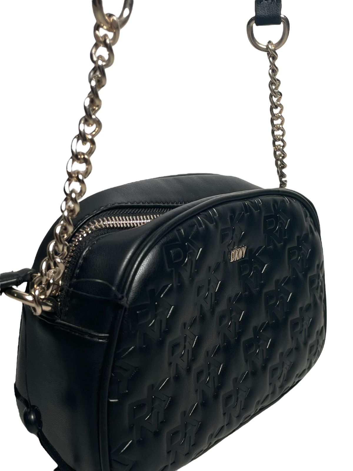 Vista lateral de la Bolsa DKNY Negra resaltando su estructura y detalles exclusivos.
