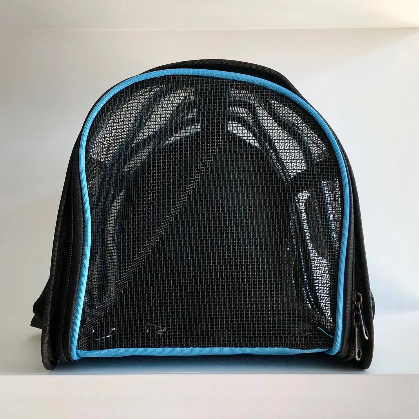 Mochila transportadora para mascotas BGP038, vista trasera con asas. Color Azul
