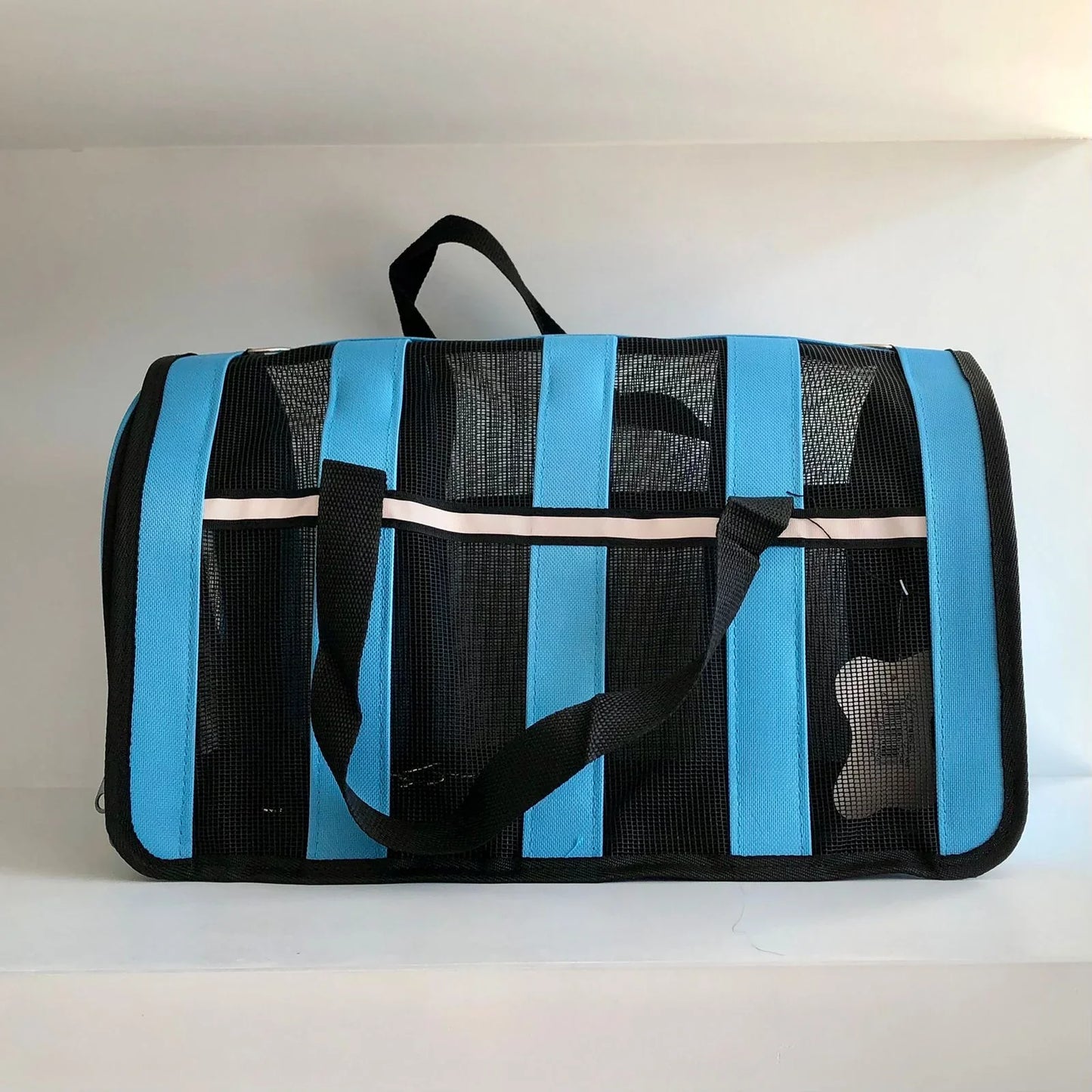 Mochila transportadora para mascotas BGP038, vista frontal con ventilación color azul