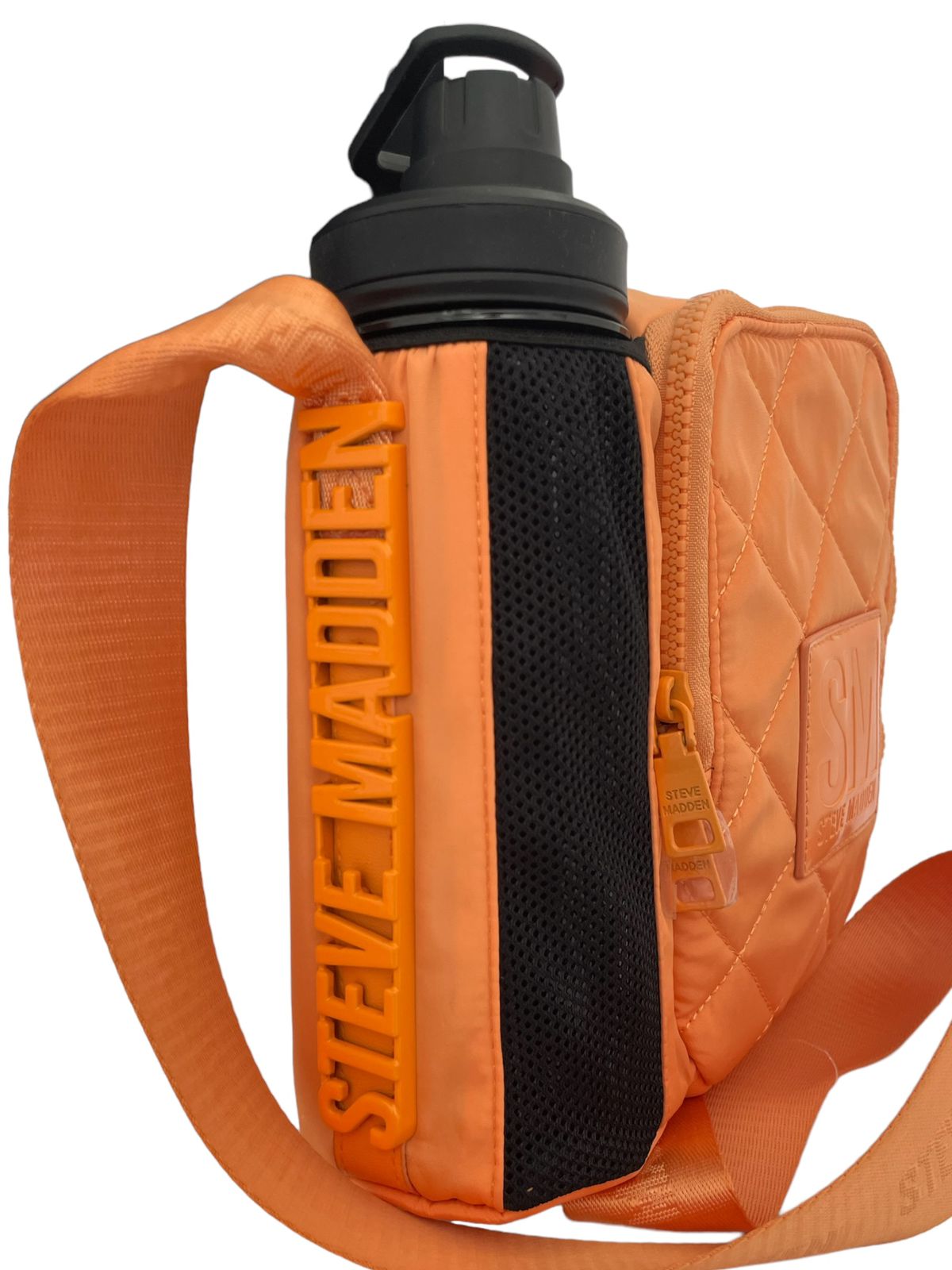 Detalles , correa ajustable y termo de la bolsa Steve Madden naranja.