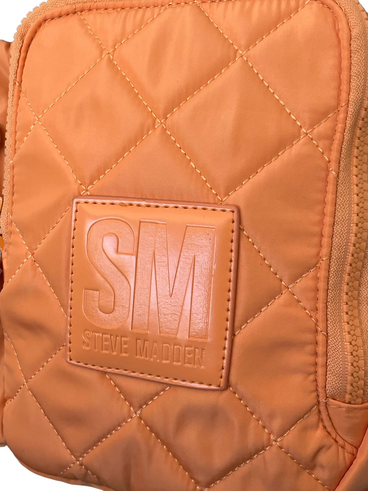 Bolsa Steve Madden naranja con termo, vista frontal con logotipo en relieve.