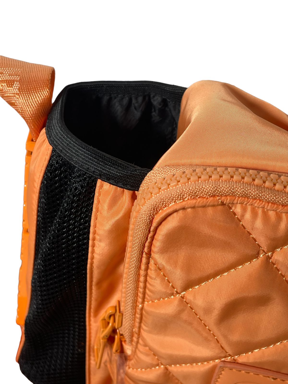 Detalles , correa ajustable y termo de la bolsa Steve Madden naranja.