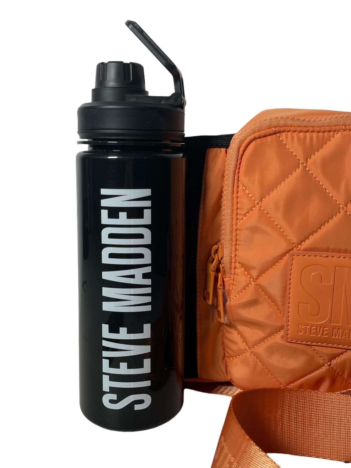 Detalles , correa ajustable y termo de la bolsa Steve Madden naranja.