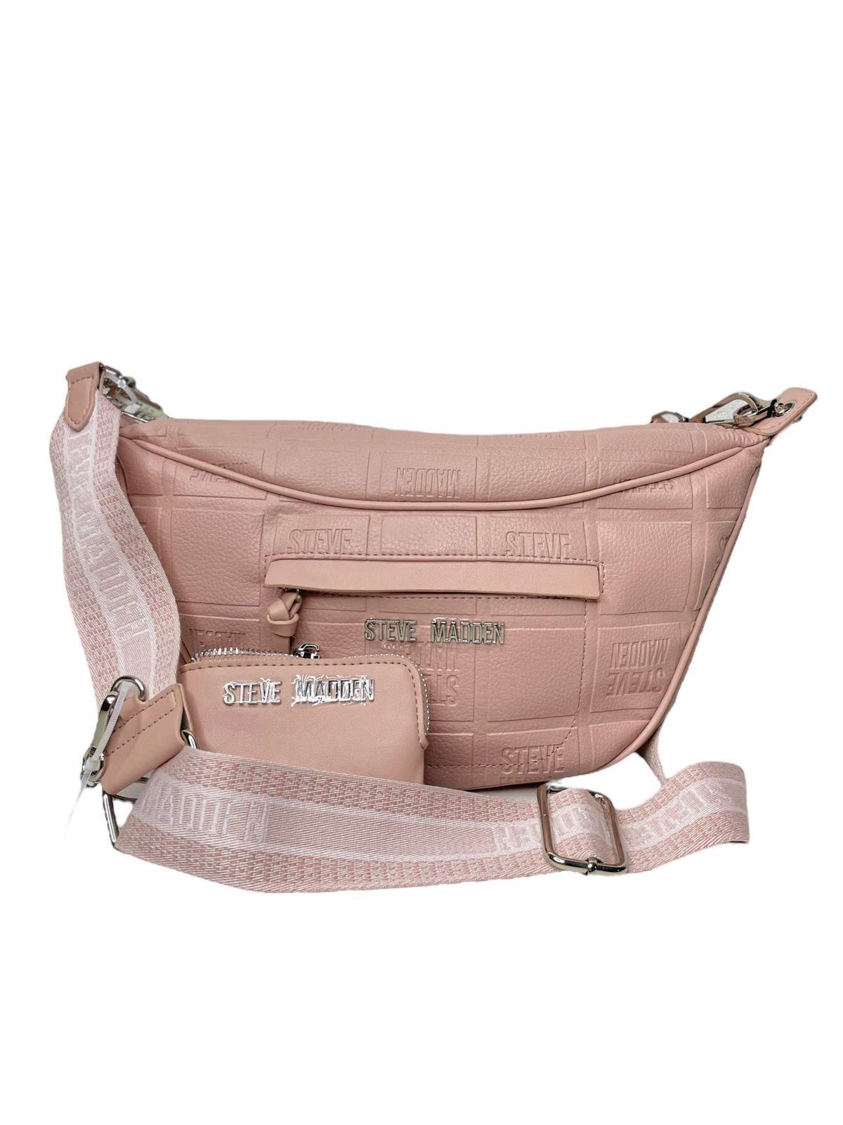 "Bolsa bandolera Steve Madden de color rosa, con correa ajustable y detalles metálicos. Vista frontal mostrando el logotipo de la marca."