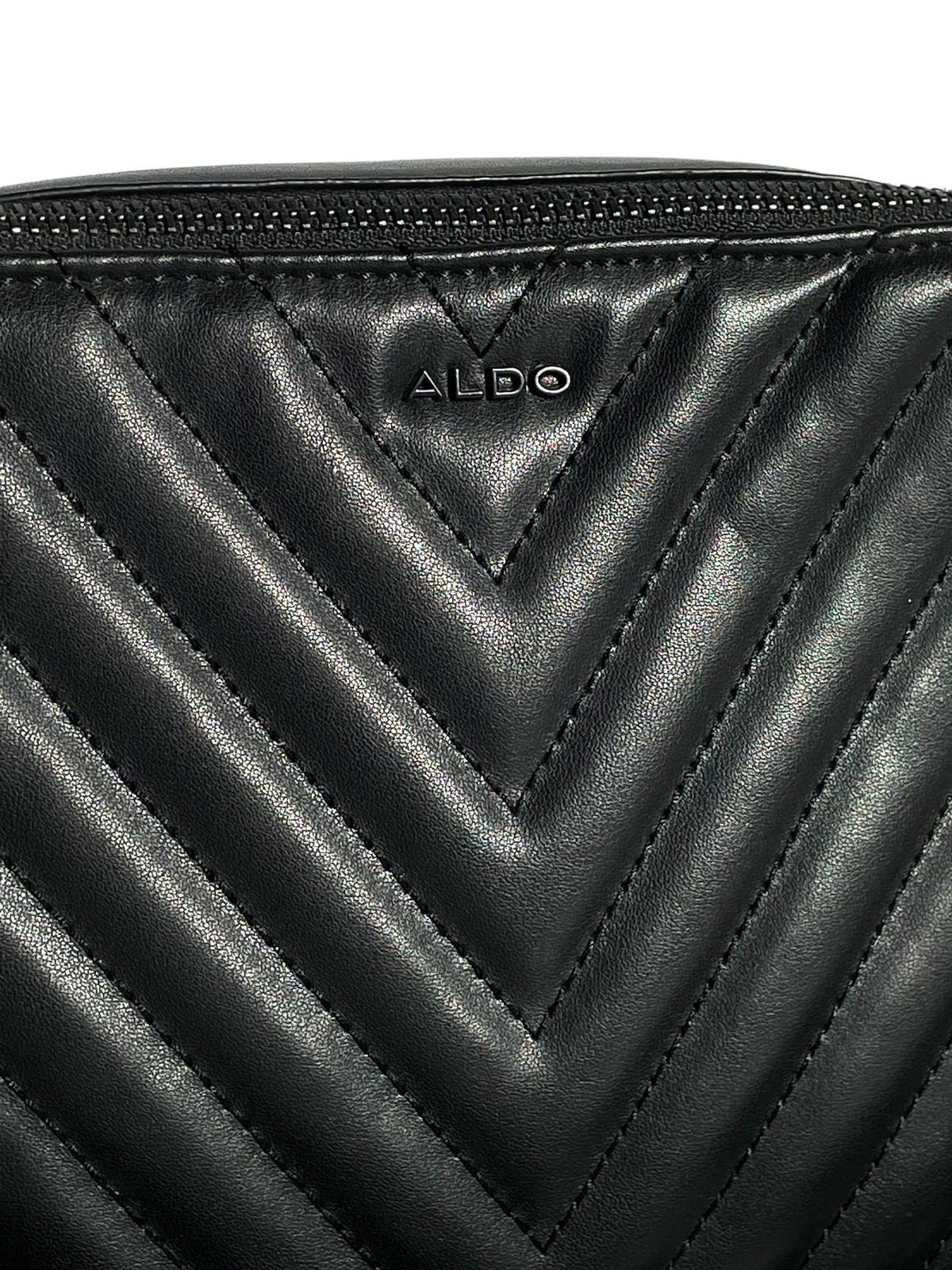 Bolsa ALDO Negra con diseño sofisticado y minimalista.