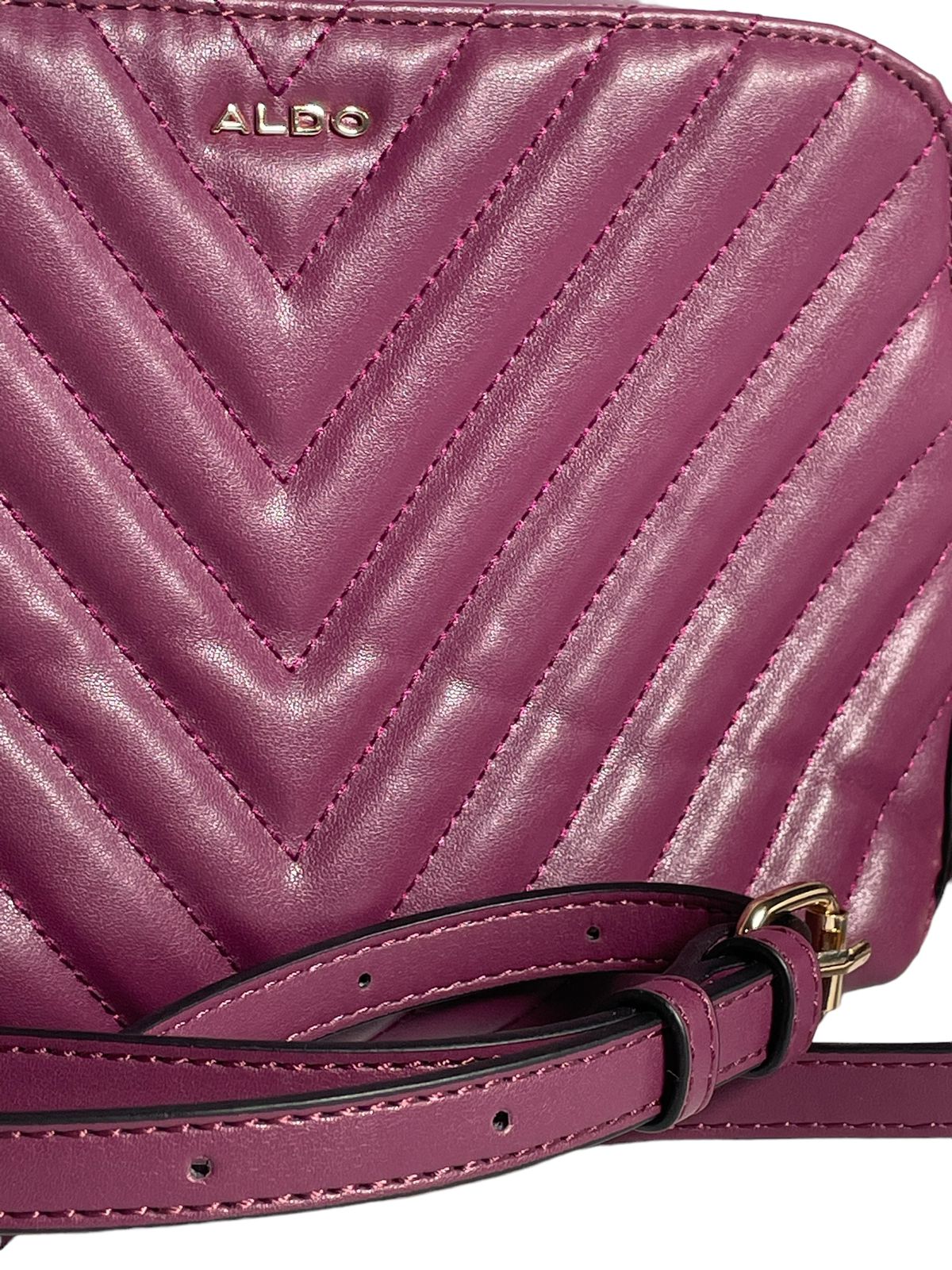 Bolsa ALDO Guinda con diseño elegante y moderno.