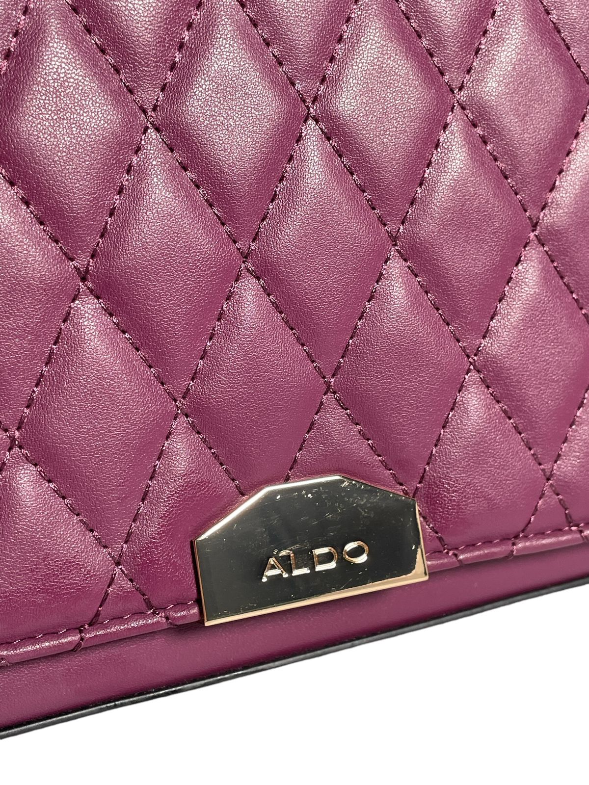 Bolsa ALDO Guinda con diseño elegante y moderno.