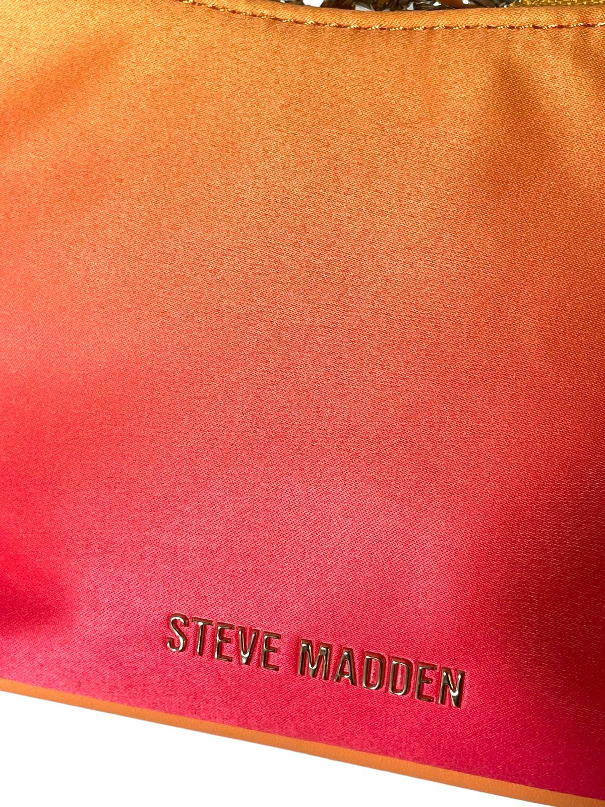 Detalles metálicos y correa ajustable de la bolsa Steve Madden naranja.