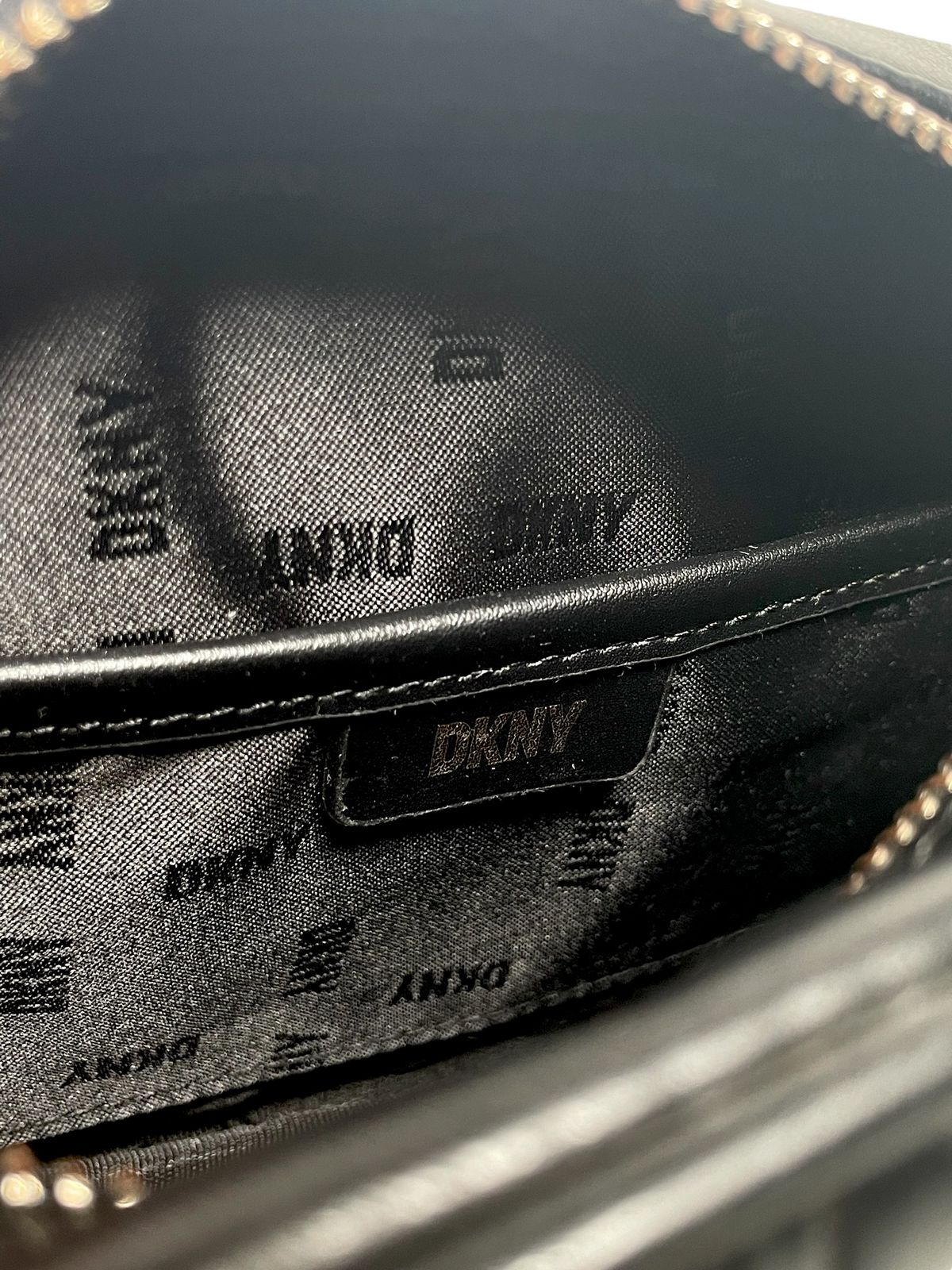 Interior de la Bolsa Steve Madden Rosa con compartimentos funcionales.