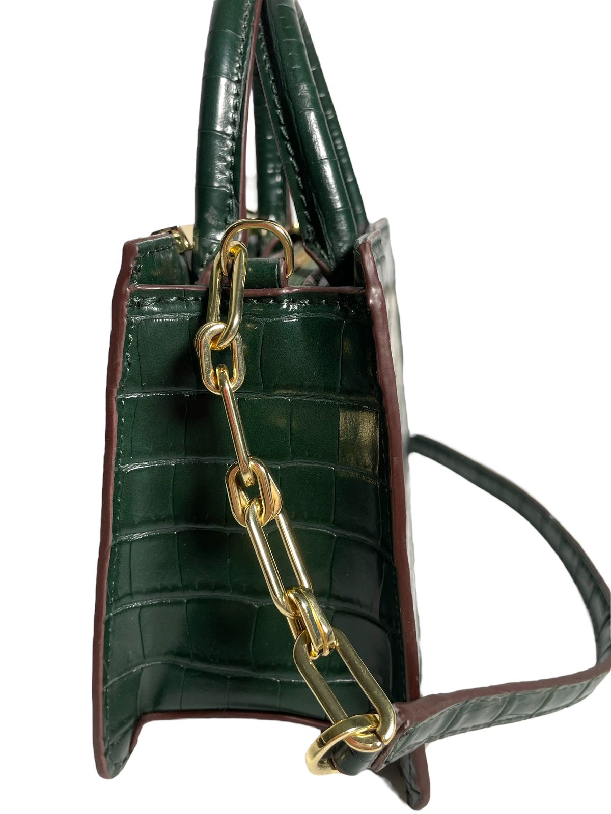 Bolsa de mano verde con correa DKNY, vista trasera con correa ajustable".