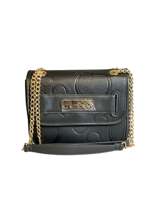 Bolsa Guess negra con cadena dorada y diseño elegante.