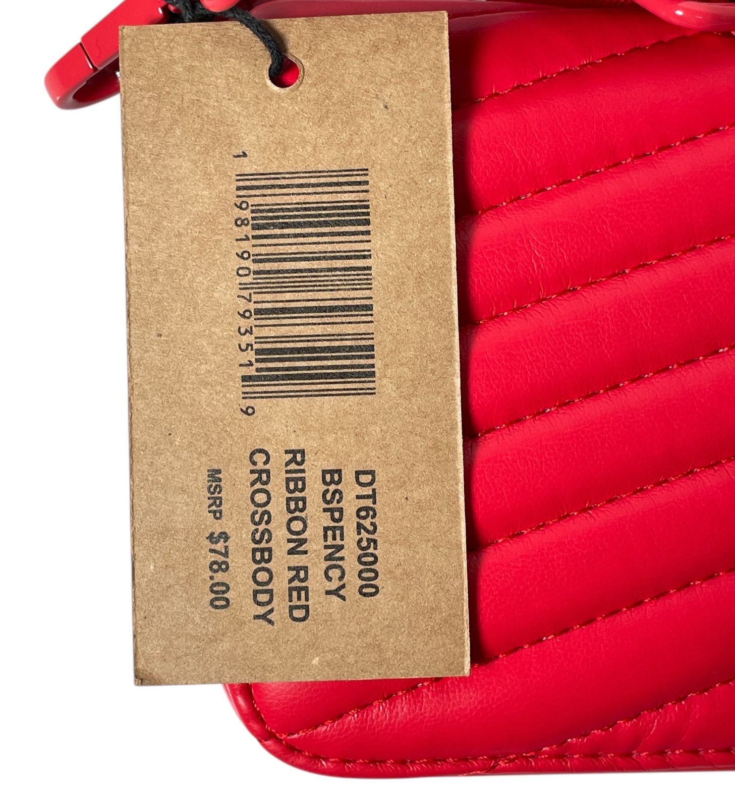 Bolsa Roja Steve Madden con diseño acolchado y detalles modernos.