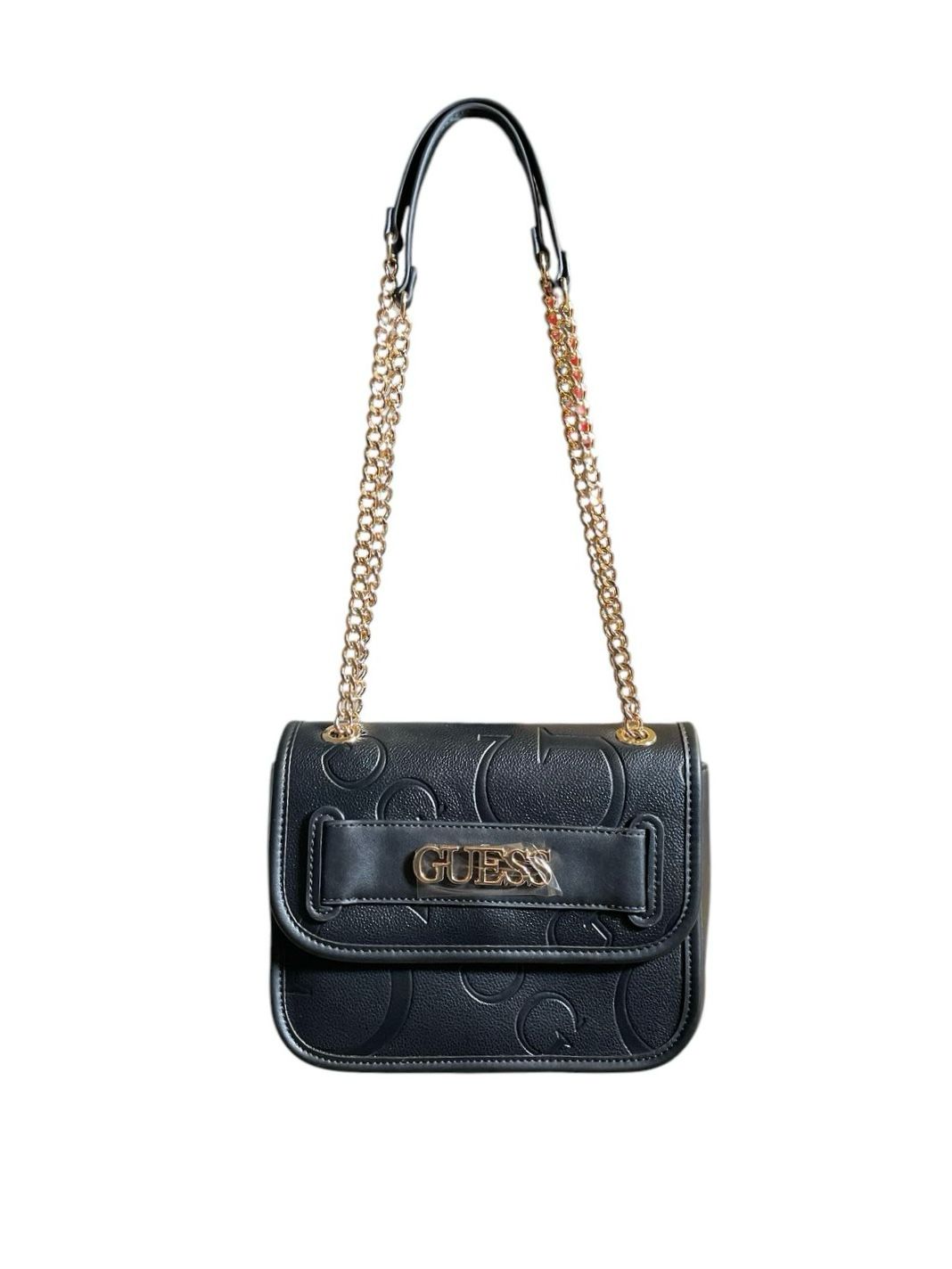 Bolsa Guess negra con cadena dorada y diseño elegante.