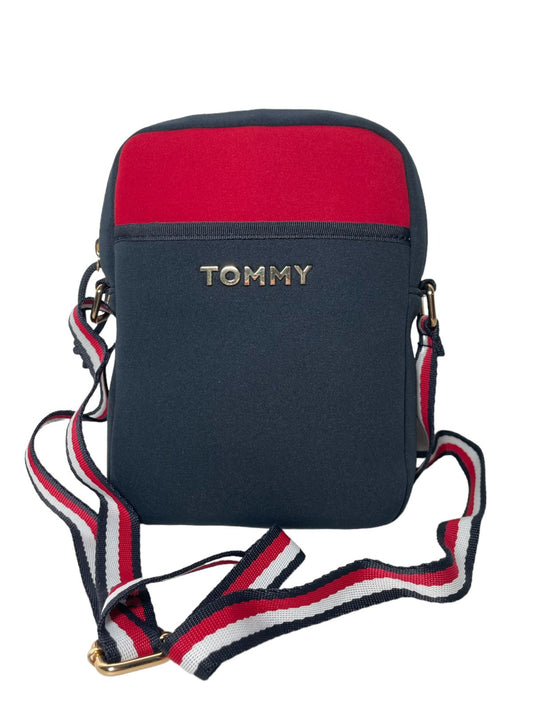 Bolsa Tommy Hilfiger Azul Marino con diseño moderno y elegante.