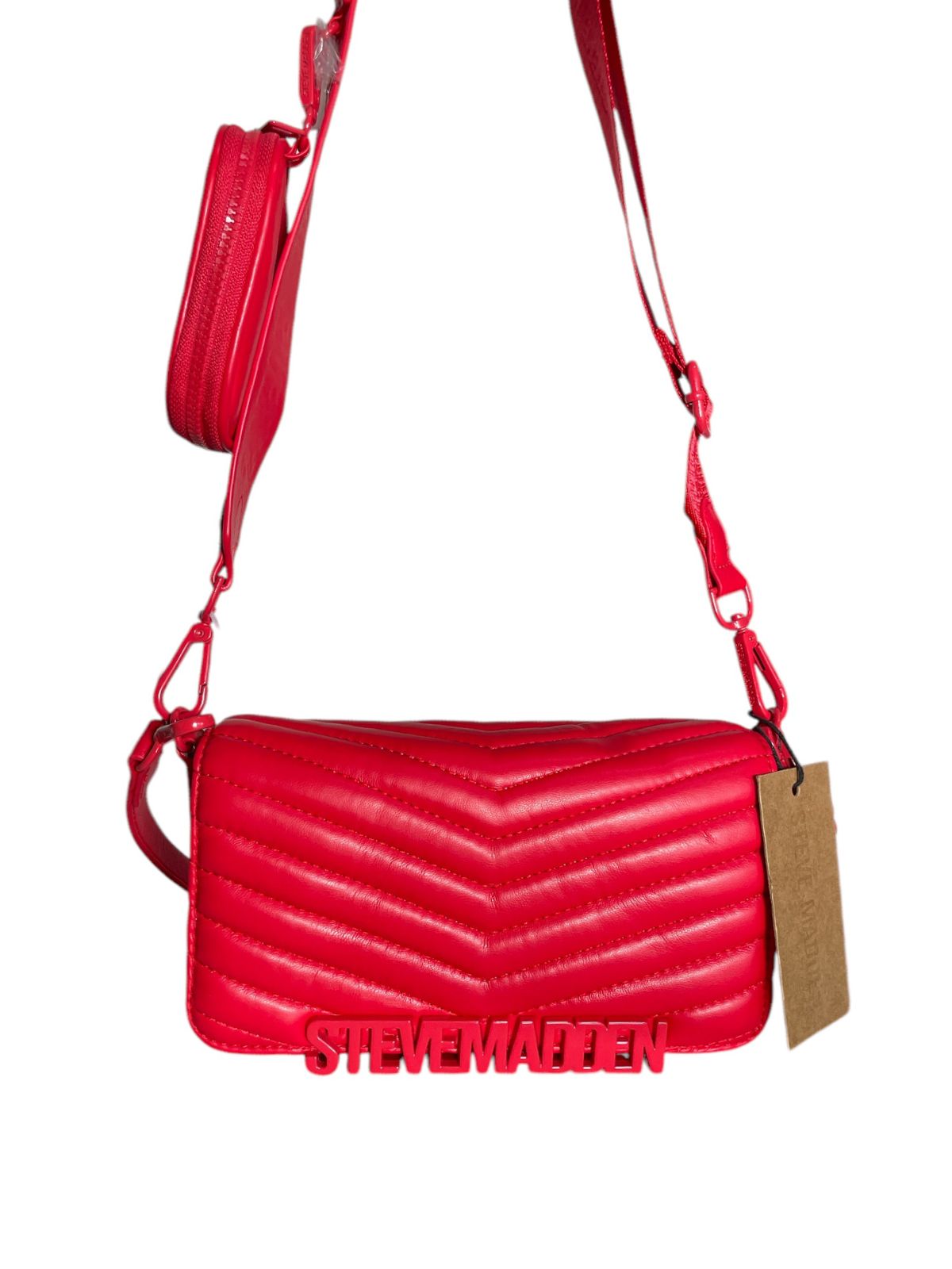 Bolsa Roja Steve Madden con diseño acolchado y detalles modernos.