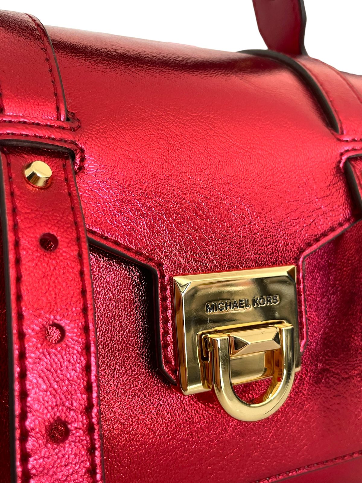 Bolsa Michael Kors Metálica con diseño moderno y sofisticado.