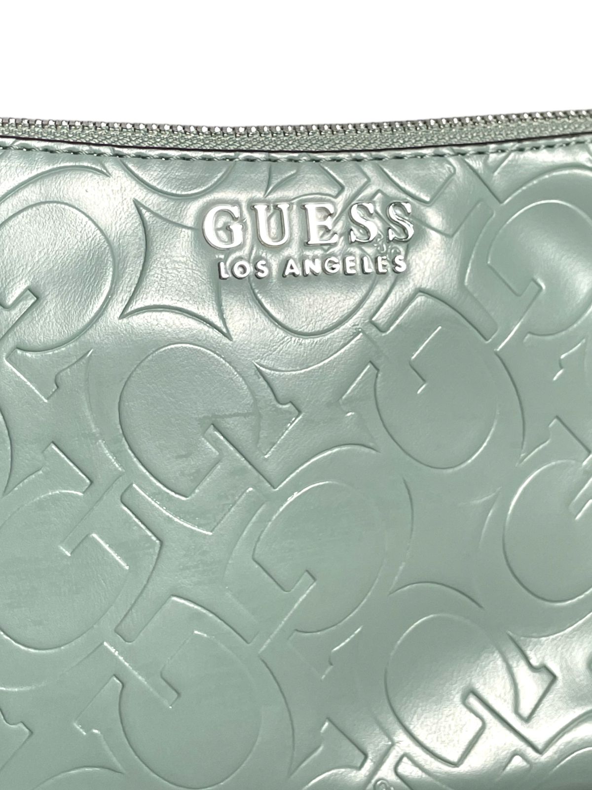 Bolsa de Mano Guess Azul con diseño elegante y detalles distintivos de la marca.