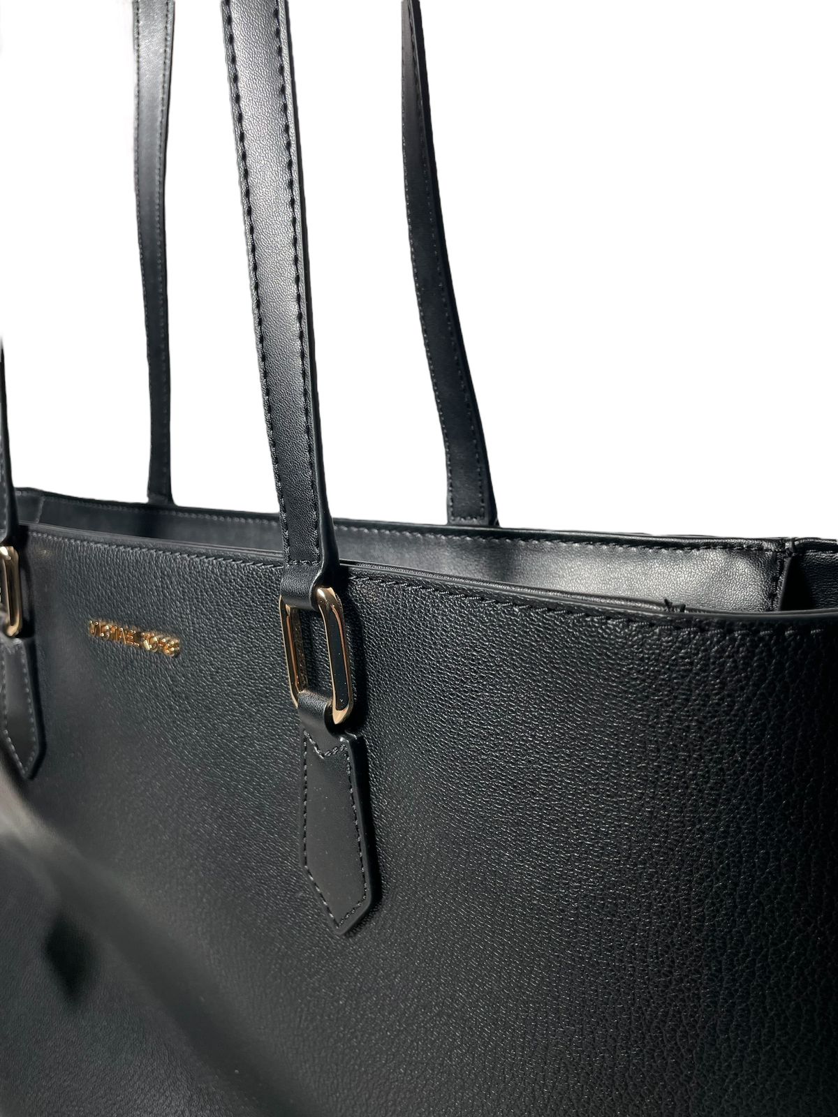 Bolsa Michael Kors Negra con diseño elegante y acabados premium.