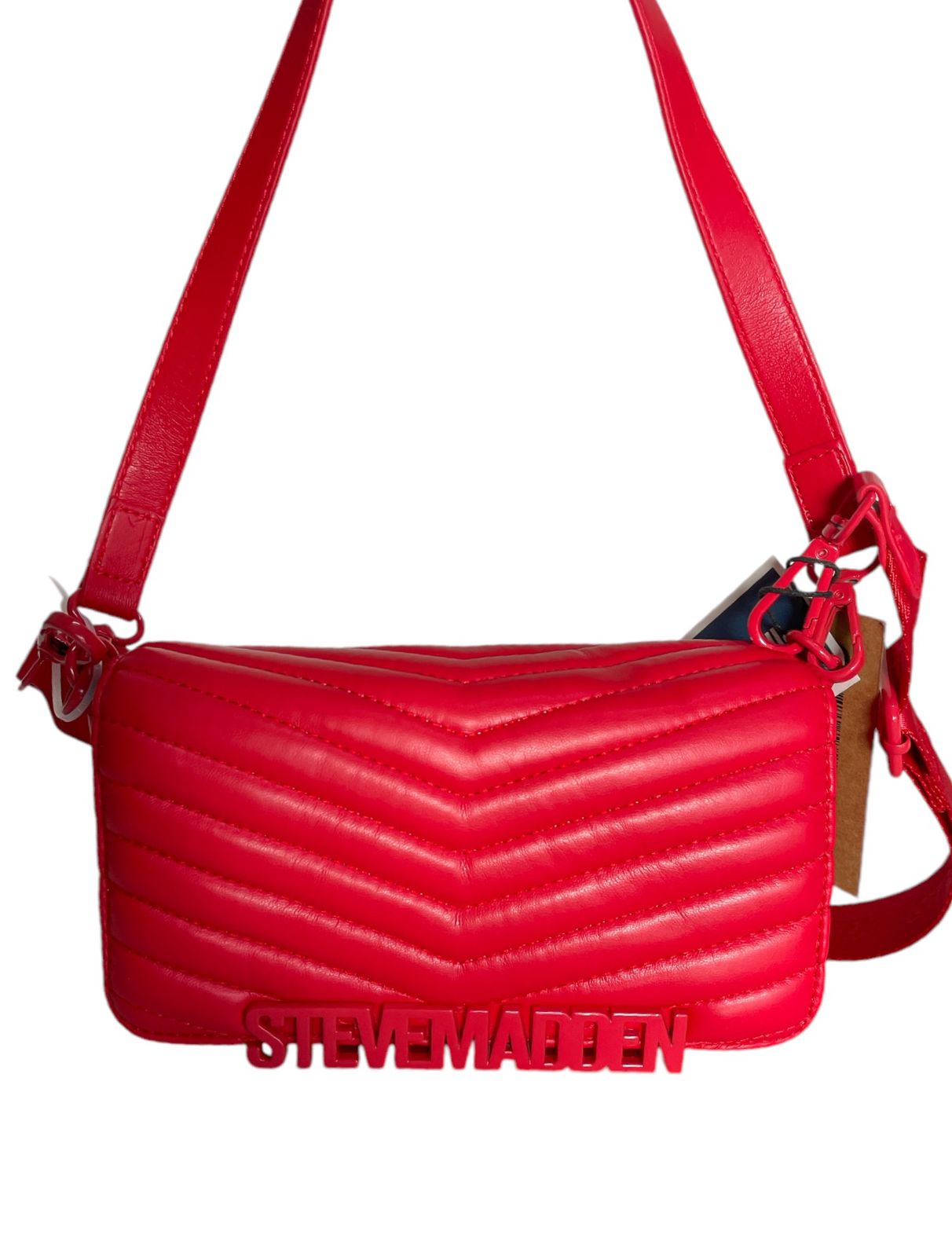 Bolsa Roja Steve Madden con diseño acolchado y detalles modernos.