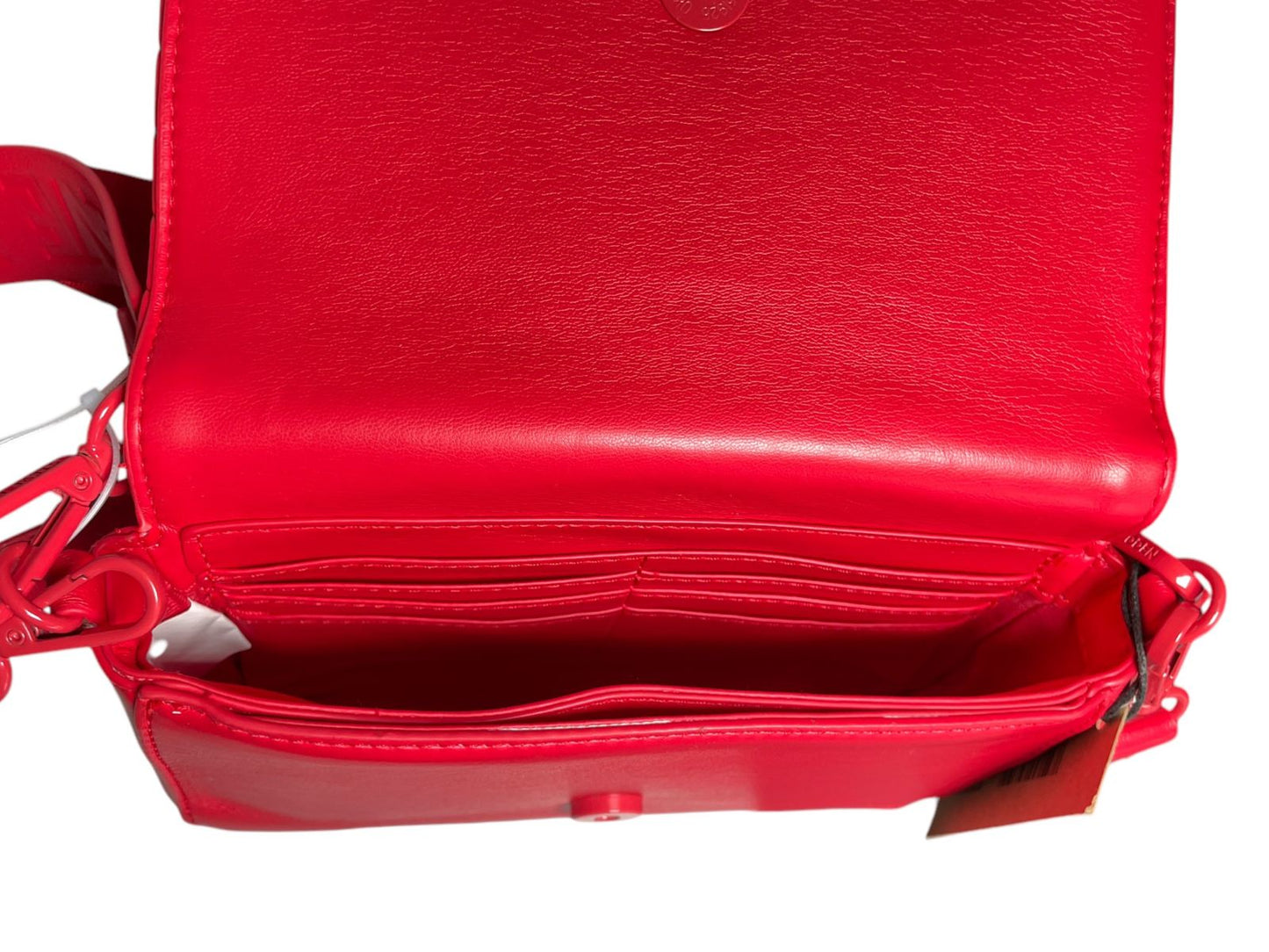 Interior de la Bolsa Roja Steve Madden con amplio espacio y compartimentos funcionales.